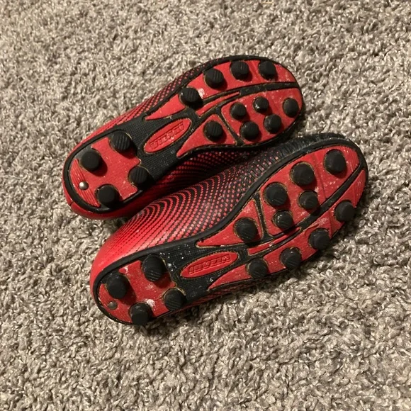 Vizari Kids Soccer Cleats Size 10.5 Black and red - Picture 3 of 5